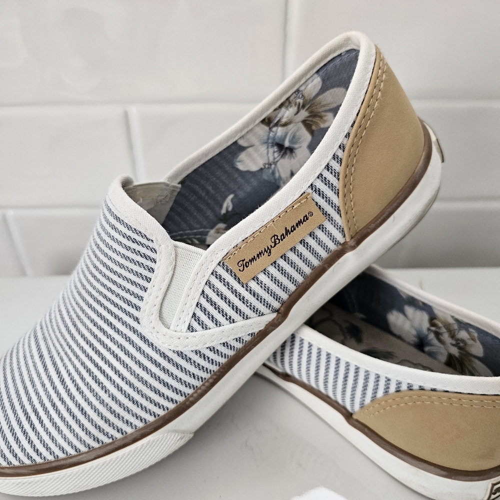 Tennis shoes